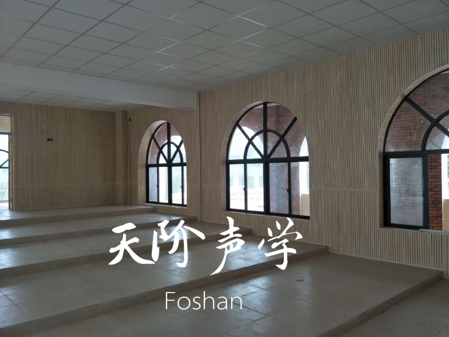 美林湖公立學校橡木色槽木吸音板 美林湖公立學校橡木色槽木吸音板